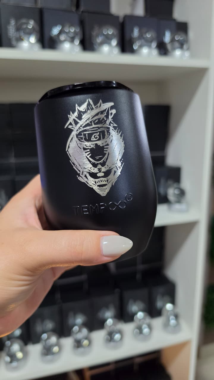 Vaso negro con diseño grabado en metal